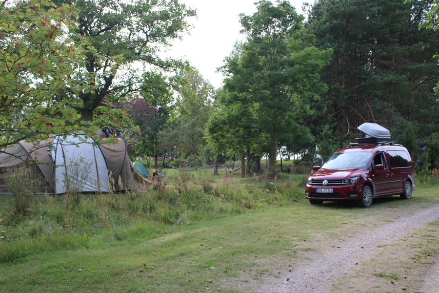 Zelt mit Auto Rūgumi Campingplatz